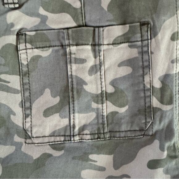 Hollister Camouflage Skinny Slightly Cropped Skinny Cargo Jean with Ankle Zips 7 - Picture 6 of 8